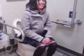 【ハメ撮り・円光】可愛らしいJKと真昼間の公衆トイレでハメ撮りセックスして喘ぎまくりwの画像