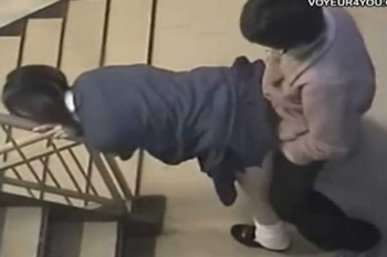 【高校生カップル】カップルたちが階段でイチャイチャしてセックスする一部始終を盗撮の画像