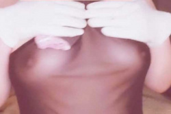 【乳首イキオナニー】素人痴女が乳首をコリコリ責めで体を震わせながらアクメ連発するチクニー動画の画像