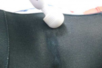 パンツの上からミニ電マでオナニーしていたら濡れすぎてヤバかったwの画像
