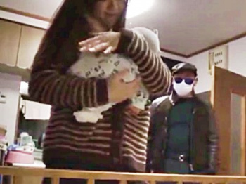 ＜ヘンリー塚本＞自宅に侵入したレイプ魔に強姦される人妻！凌辱されてるのに産後で敏感になったま●こを犯され絶頂する熟女の画像