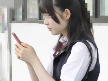 ＜盗撮＞色白でアイドル級に可愛い美少女JKが痴漢被害に！キレイなつるつるパイパンま●こを弄り生ハメ中出し【削除注意】の画像