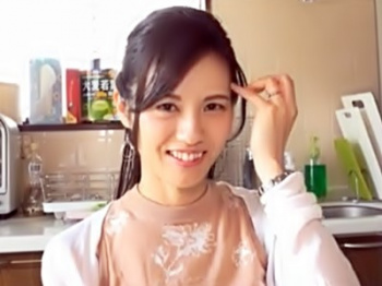 ＜人妻ナンパ＞ボインでグラマーな熟女妻の自宅訪問でNTRセックス！夫と電話で会話しながらガン突きされ中出しされる浮気妻の画像