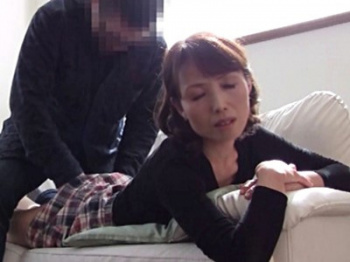 ＜人妻×熟女＞嫁の不在にやってきたお義母さんと触れ合う内にHな関係に！まだまだ現役の五十路ママと近親相姦セックス【NTR】の画像