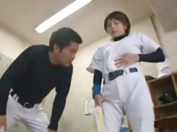 ボーイッシュなのにおっぱいがでかい野球美少女にコーチがセクハラ個人指導で痴漢SEX！部員達にも欲情され…【春咲あずみ】の画像