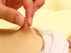 ＜媚薬レイプ＞ノーブラ貧乳美少女に薬を盛って強姦！発育途中のおっぱいの敏感乳首を弄られ鬼ピストンで痙攣絶頂するパイパン娘の画像