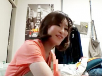 ＜おばさんレンタル＞家事代行の五十路熟女をセックスに持ち込む様子を盗撮！ナンパをかわす人妻…スマホ転落でチャンス到来wの画像