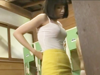 ＜二穴×輪姦＞癒しのはずの温泉で痴漢に付きまとわれアナルまで開発・レイプされる巨乳美少女！号泣するJDに無許可中出し！の画像
