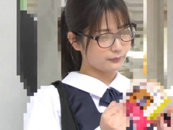 ＜JK×盗撮＞清楚な美少女に粘着し痴漢レイプする様子を逆さ撮り！指や玩具で濡らしたま●こを強姦！二度も中出しする鬼畜の画像