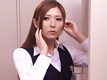 ＜人妻×OL＞更衣室で着替えを覗かられる巨乳でナイスバディな新婚の若妻！仕組まれたオフィスで羞恥の凌辱にあうエロドラマ！の画像