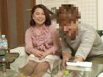 ＜熟女ナンパ＞『おばさんをからかわないで♡』清楚そうに見えてH大好きな五十路妻！セックスを楽しむ美魔女マダムの痴態を盗撮の画像