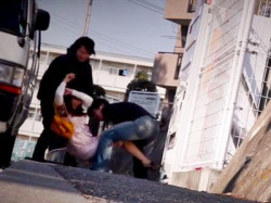 ＜熟女＞『誰か助けて！』色っぽいマダムを車に押し込むレ●プ魔！おばさんを屈服させエロボディを野外で輪●し味わう鬼畜痴漢！の画像