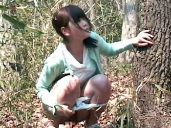 ＜野外レイプ＞おしっこを我慢できず野外で放尿する人妻！おばさんを狙う痴漢がイラマ責め→指姦→肉棒で凌辱され大量失禁の画像