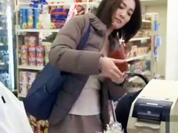 ＜ながえスタイル＞育児中のむっちり人妻に欲情したコンビニ店長！家に押し掛け欲求不満なパイパン妻を寝取って不倫【本庄優花】の画像