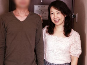 『ダメ！お母さんなのよ！』息子から告白され迫られるむっちり四十路の人妻熟女！快感に抗えず近親相姦を許したおばさん【中出し】の画像