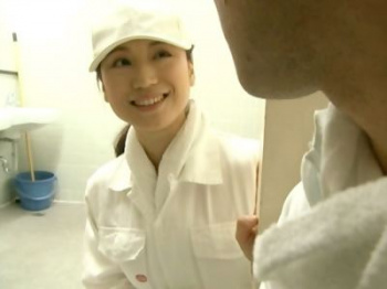 ＜ながえスタイル＞嫁を仕事中自分の部下に寝取らせる変態亭主！巨乳美尻の熟女が激しいNTRセックス！軽い遊びのつもりが…の画像