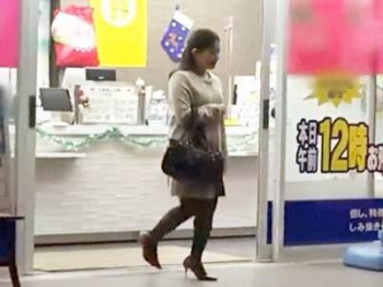 ＜人妻＞平凡なおばさんの日常を奪ったレイプ魔！ストーキングされ凌辱される巨尻熟女！絶叫するおばさんに無慈悲の膣内射精の画像