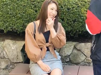 ＜人妻ナンパ＞S級美魔女奥様！巨乳妻が草食男子のち●ぽを挟みこみ極上ボインでパイズリ！膣内射精まで許してくれるおばさんの画像