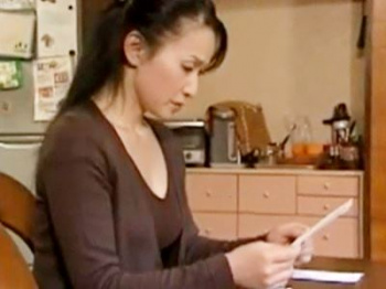 ＜ヘンリー塚本＞オナニーを義息に覗かれた人妻熟女！性欲を溜めた男が義母を夜這いレイプ！近親相姦の快楽に目覚めたおばさんの画像