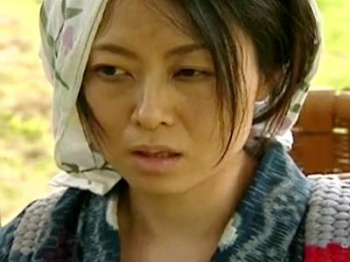 ＜ヘンリー塚本＞野外で不倫相手との情事の後、田んぼのあぜ道で目撃していた男に強姦される人妻熟女！二度もヤられるおばさんの画像