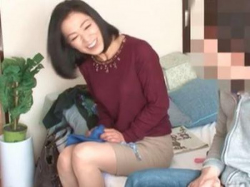＜家事代行＞五十路とは思えないお綺麗な人妻熟女！若者ち●ぽから目を離せなかったスレンダーな美魔女が発情SEX【膣内射精】の画像