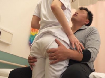 『私のお尻で勃起したんですか？♡』プリケツ巨尻ナースのスケ下着にムラッ！長身美尻の美人看護婦さんに痴女られ…【森沢かな】の画像