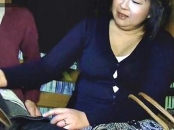 ＜おばさん＞『気持ちイイ事よ♥』落ち込む若者を豊満巨乳BBAが誘惑！ヤングち●ぽを熟練のおばテクで優しくフェラ抜き♥の画像
