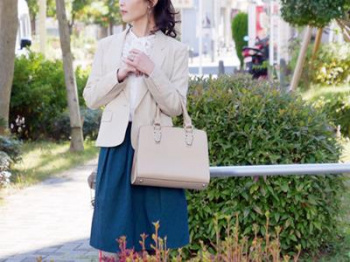 ＜人妻＞上品な見た目からは想像できなかった38歳のエロさ！細身ボディに激しい性欲を秘めた微乳ガリ熟女が日中から不倫Hの画像