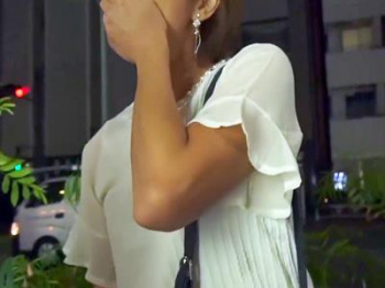 ＜熟女＞『え？ナンパ？』街でも目立っていたスタイル抜群の五十路美魔女！バツイチで欲求不満なBBAにナマ中出し成功♡の画像