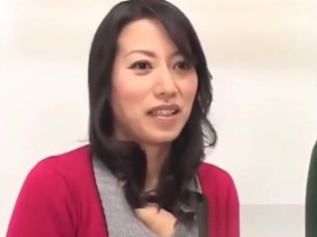 ＜熟女＞素人スケベ親子がエッチなゲーム♥指マンおま●こチェックで大量潮吹き！罰ゲームでパパには言えない近親相姦の画像