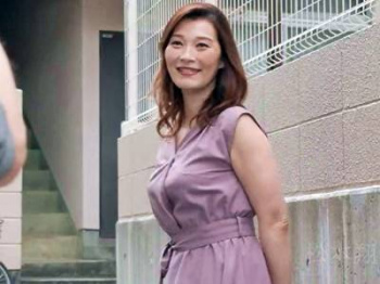 ＜人妻NTR＞ヌードモデル撮影で寝取られた熟女妻！夫の前でモデルの男に愛撫され淫乱汁を垂らす奥様【松本翔子】の画像