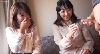 スケベな本性を隠せない熟女達のセンズリ鑑賞!見ているだけでは我慢出来ずに手コキお手伝いして頼んでないのにお掃除フェラの画像