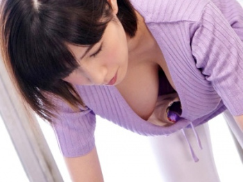 前かがみになった胸元からノーブラおっぱいがチラ見え♡ゴミ出し中の巨乳人妻が浮きブラし過ぎでパイズリ＆即ハメSEX 奥田咲の画像