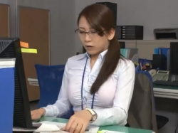 見られてたら乳首勃っちゃった♡一人で残業中にブラを外した無防備な巨乳OL！戻ってきた上司に乳首ポッチを視姦され淫乱覚醒！の画像