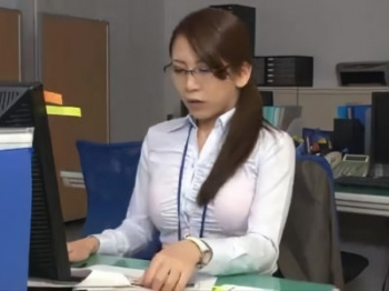 見られてたら乳首勃っちゃった♡一人で残業中にブラを外した無防備な巨乳OL！戻ってきた上司に乳首ポッチを視姦され淫乱覚醒！の画像