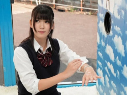 【マジックミラー号】巨乳制服JKがエロゲームに挑戦！彼氏のチンポを当てられなければミラー越しにNTRエッチ！の画像