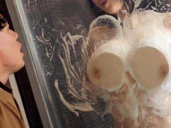 窓越しに見た柔モチおっぱいを生で触りたい♡スライム乳が圧迫され陥没乳首がエロい巨乳妻と不倫ハメ！！辻井ほのかの画像