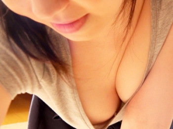 大きな超敏感オッパイを激揉み♡今にもこぼれ落ちそうな巨乳美熟女の無防備で胸チラおっぱいに我慢出来ずデカチンを即ハメ！の画像