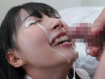 お下品にフェラしてザーメンをお顔にぶっかけられる美少女wの画像