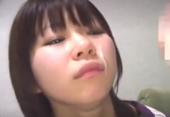 ドスケベ素人娘がセンズリ鑑賞して突然精子を顔射されるｗの画像