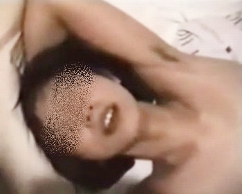 知人に妻を抱かせる一部始終を夫自らが撮影!妻のイキ顔を虎視眈々と狙う異常性癖の夫の画像