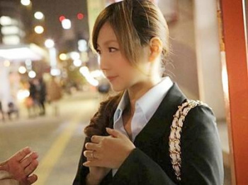週末に人妻ナンパ！「今日は旦那が遅いから…♥」ハメを外した素人若奥様に中出し！女盛りの新妻OL寝取られ不倫セックス！の画像