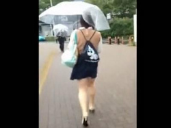 《パンチラ盗撮》台風で傘が折れちゃった可哀そうなお姉さんをスカートめくり！食い込みパンツを逆さ撮り盗撮した痴漢映像！！の画像