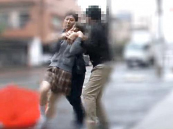 ヤバイやつ！《女子校生連れ去りレイプ》通学路を歩く美少女を拉致監禁して強姦！戸惑うウブなJKを強引にハメまくる痴漢凌辱の画像