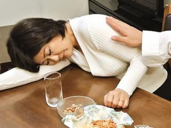 58歳を近親相姦！『お母さんを酔わせてどうするの？』泥酔した五十路すぎの熟女人妻おばさんを犯すマザコン変態息子！の画像