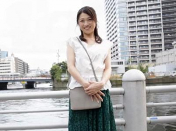 《四十路熟女》43歳、透き通るような美魔女！『生がいい…』と自ら中出しSEXを懇願する本物人妻乱交ドキュメンタリー！の画像