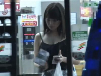《痴漢》野外でレイプされ人前に放り出される女…犯された姿を衆人に見られながら逃走する美巨乳お姉さん羞恥映像の画像