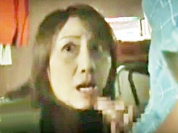 《ヘンリー塚本×五十路熟女》夫の連れ子と禁断の肉体関係！亭主の目を盗み近親相姦セックスに夢中な人妻義母エロドラマ！の画像