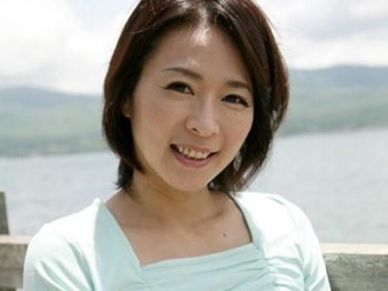 《四十路/矢部寿恵》45歳の熟女人妻が魅せる不倫旅行！夫に嘘をつき妻子ある男性と中出しSEXでハメまくる！！の画像