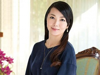 《四十路×初撮り人妻》41才の美熟女な巨乳ママさんが1カ月の禁欲生活を経て恥を脱ぎ捨てたアナルくぱぁを披露！中里文の画像